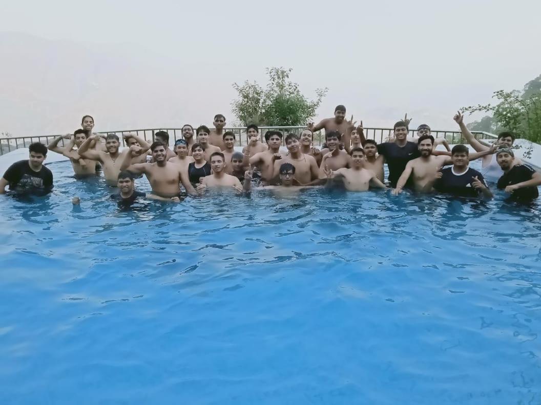 לנסדאון Blue Pine Resort מראה חיצוני תמונה