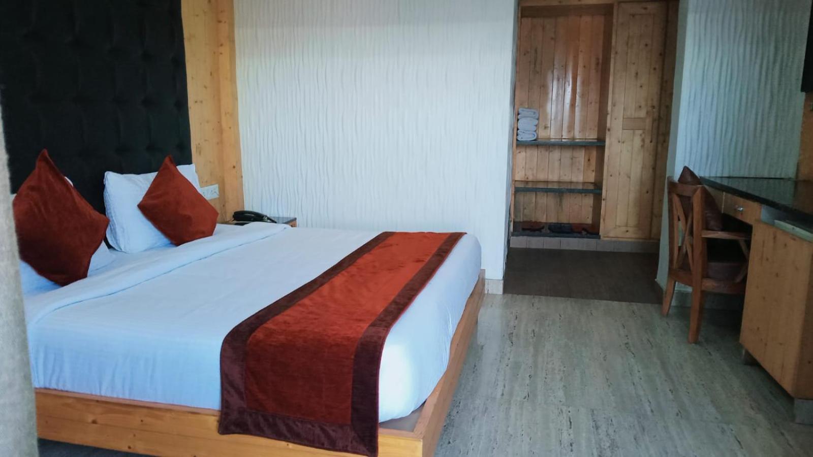 לנסדאון Blue Pine Resort מראה חיצוני תמונה