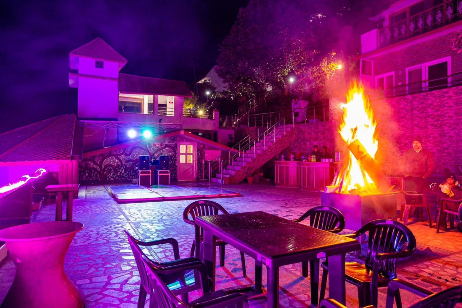 לנסדאון Blue Pine Resort מראה חיצוני תמונה